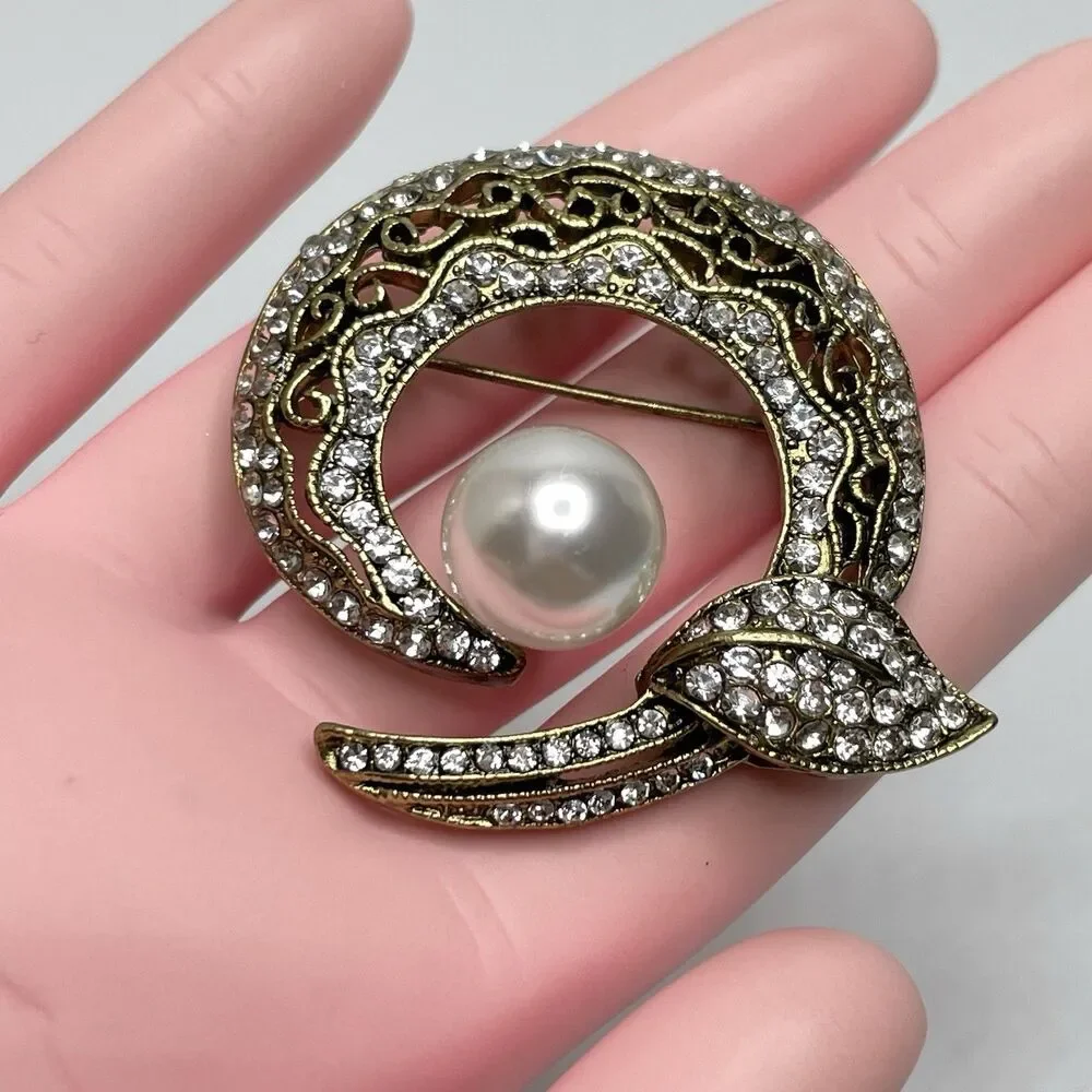 Gold Tone Faux Pearl White Rhinestone Round Brooch Pin Pendant Statement